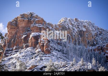 Schnee rote Felsen in Sedona im Dezember. Stockfoto