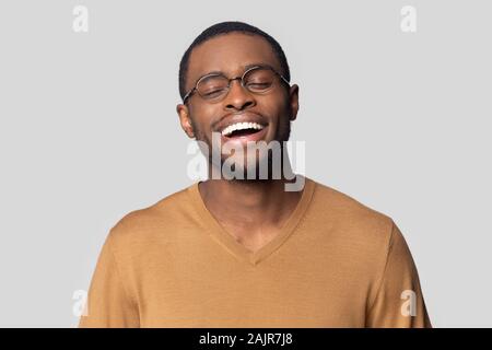 Kopf studio shot Portrait schön Lachen afrikanischer Mann Stockfoto
