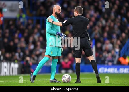 London, Großbritannien. 5. Januar 2020. Schiedsrichter Peter Bankes Gespräche mit Wilfredo Caballero (13) von Chelsea im FA Cup Match zwischen Chelsea und Nottingham Forest an der Stamford Bridge, London am Sonntag, den 5. Januar 2020. (Credit: Jon Hobley | MI Nachrichten) das Fotografieren dürfen nur für Zeitung und/oder Zeitschrift redaktionelle Zwecke verwendet werden, eine Lizenz für die gewerbliche Nutzung Kreditkarte erforderlich: MI Nachrichten & Sport/Alamy leben Nachrichten Stockfoto