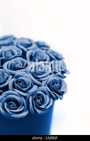 Schönen Blumenstrauß aus Rosen isoliert auf Weiss. Valentine oder Hochzeit Hintergrund. Farben im klassischen Blau. Stockfoto