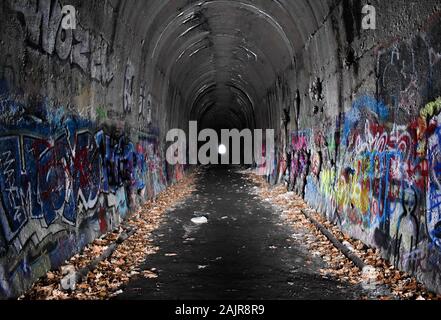 Verlassen der Bahn Tunnel aus den 1800s Stockfoto