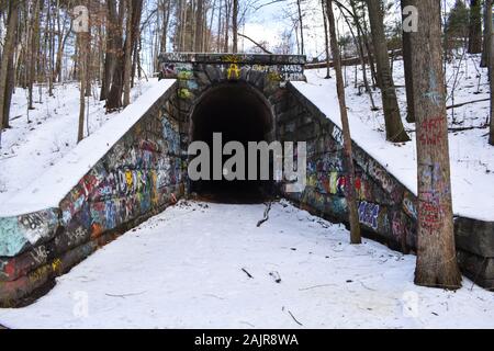 Verlassen der Bahn Tunnel aus den 1800s Stockfoto