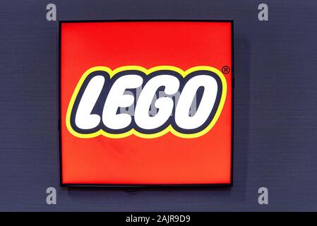 Berlin - 3. JANUAR: LEGO LOGO an der Wand vor dem Eingang zum Lego Toy Store in Berlin am 03. Januar. 2020 in Deutschland. Stockfoto