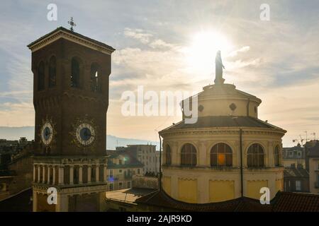 Hintergrundbeleuchtung Dachterrasse mit Blick auf die Chiesa della Madonna Degli Angeli Pfarrkirche in der Altstadt von Turin mit Glockenturm und Dome, Piemont, Italien Stockfoto