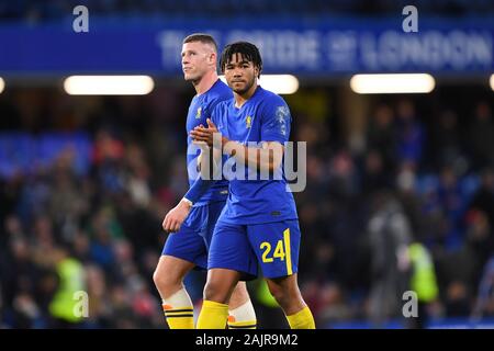 London, Großbritannien. 5. Januar 2020. Reece James (24) von Chelsea begrüßt die Chelsea Unterstützer während der FA Cup Match zwischen Chelsea und Nottingham Forest an der Stamford Bridge, London am Sonntag, den 5. Januar 2020. (Credit: Jon Hobley | MI Nachrichten) das Fotografieren dürfen nur für Zeitung und/oder Zeitschrift redaktionelle Zwecke verwendet werden, eine Lizenz für die gewerbliche Nutzung Kreditkarte erforderlich: MI Nachrichten & Sport/Alamy leben Nachrichten Stockfoto