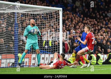 London, Großbritannien. 5. Januar 2020. Wilfredo Caballero (13) von Chelsea speichert die Kugel mit Yassine En-Neyah (42) von Nottingham Forest schließen während der FA Cup Match zwischen Chelsea und Nottingham Forest an der Stamford Bridge, London am Sonntag, den 5. Januar 2020. (Credit: Jon Hobley | MI Nachrichten) das Fotografieren dürfen nur für Zeitung und/oder Zeitschrift redaktionelle Zwecke verwendet werden, eine Lizenz für die gewerbliche Nutzung Kreditkarte erforderlich: MI Nachrichten & Sport/Alamy leben Nachrichten Stockfoto