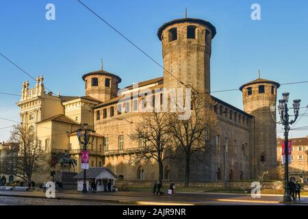 Ansicht des Palazzo Madama und Casaforte degli Acaja historischen Gebäude an der Piazza Castello im historischen Zentrum von Turin, in einem sonnigen Tag, Piemont, Italien Stockfoto