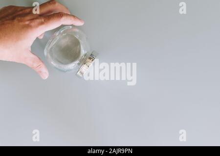 Mann hand Platz leeren Glas auf grauem Hintergrund Stockfoto