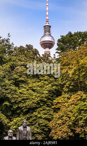 Karl Marx, Friedrich Engels Statuen an Marx- Engels Forum, Fernsehturm am Alexanderplatz im Hintergrund Stockfoto
