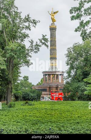 Siegessäule und Hop on, hop off City Tour bus, Tiergarten, Stockfoto