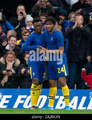 London, Großbritannien. 05 Jan, 2020. Reece James gratuliert Torschütze Callum Hudson-Odoi von Chelsea im FA Cup 3.Runde zwischen Chelsea und Nottingham Forest an der Stamford Bridge, London, England, am 5. Januar 2020. Foto von Andy Rowland. Credit: PRiME Media Images/Alamy leben Nachrichten Stockfoto