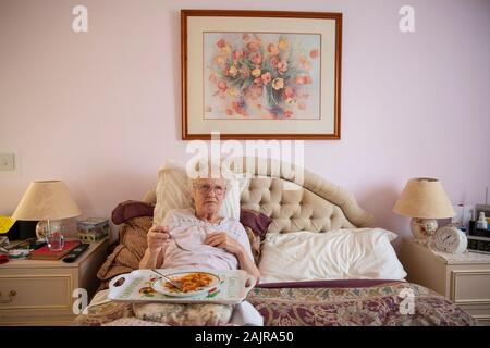 83 Jahre ältere Frau, ihr Mittagessen alleine Essen im Bett, England, Vereinigtes Königreich Stockfoto