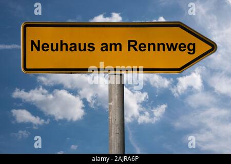 Detail Foto von einem Wegweiser mit der Aufschrift Neuhaus am Rennweg, Thüringen, Deutschland, Europa Stockfoto