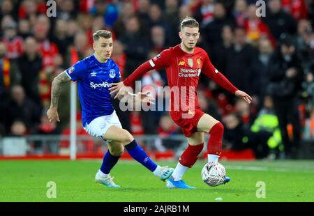 Everton ist Lucas Digne (links) und Liverpools Harvey Elliott Kampf um den Ball im FA Cup in die dritte Runde in Liverpool, Liverpool. Stockfoto