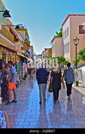 Ein Blick entlang Lithostroto, der wichtigsten Einkaufsstraße im Zentrum der Hauptstadt, Argostoli, mit einem Mix aus Touristen und Einheimischen entlang wandern. Stockfoto