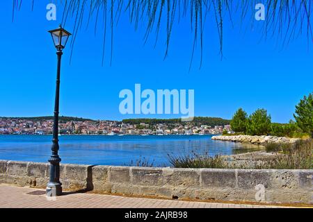 Einen atemberaubenden Blick auf das Capitol Stadt Argostoli, von De Bosset Brücke, ein Stein Gehweg auf der anderen Seite der Bucht gesehen. Stockfoto