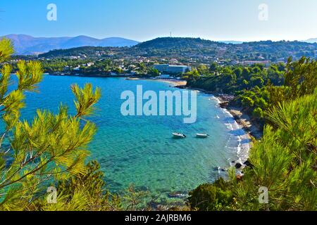 Eine atemberaubende Ansicht über eine hübsche Bucht, in der Nähe von Lassi und schaut in Argostoli, mit Bergen im Hintergrund. Baum im Vordergrund. Stockfoto