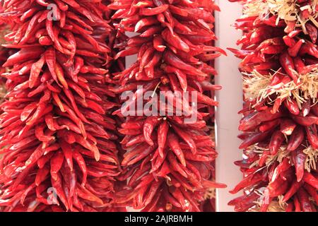 Getrocknete rote Chili, Chili Ristras, Santa Fe, New Mexico, USA Stockfoto