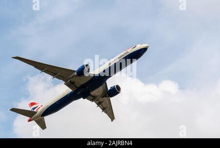 Heathrow, Großbritannien - 03 August 2019: British Airways Boeing 777-36 N Registrierung G-STBD, Flugnummer BA7 fährt zum Flughafen Heathrow en route Stockfoto