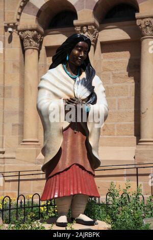 Kateri Tekakwitha Statue, St. Francis Cathedral, die Basilika des Heiligen Franziskus von Assisi, Santa Fe, New Mexico, USA Stockfoto