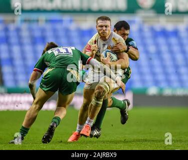 READING, VEREINIGTES KÖNIGREICH. 05. Jan 2020. Sam Simmonds Exeter Chiefs (Mitte) wird von Ollie Hassell-Collins von London Irish während Gallagher Premiership Rugby Match zwischen London Irish vs Exeter Chiefs im Madejski Stadium am Sonntag, 05. Januar 2020. LONDON England. (Nur redaktionelle Nutzung, eine Lizenz für die gewerbliche Nutzung erforderlich. Keine Verwendung in Wetten, Spiele oder einer einzelnen Verein/Liga/player Publikationen.) Credit: Taka G Wu/Alamy leben Nachrichten Stockfoto