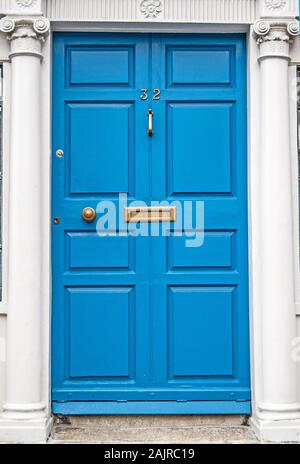 Blaue Tür in Dublin Stockfoto