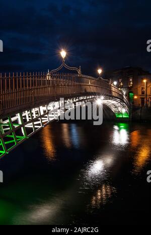 Die Ha'Penny Bridge in Dublin, Irland Stockfoto