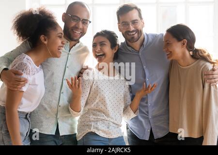 Portrait von Multirassischen tausendjährigen Freunde für Bild posiert Stockfoto
