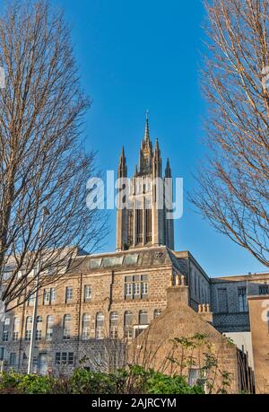 ABERDEEN CITY SCHOTTLAND DIE IKONISCHEN MITCHELL TOWER AM Marischal College und der umliegenden Häuser Stockfoto