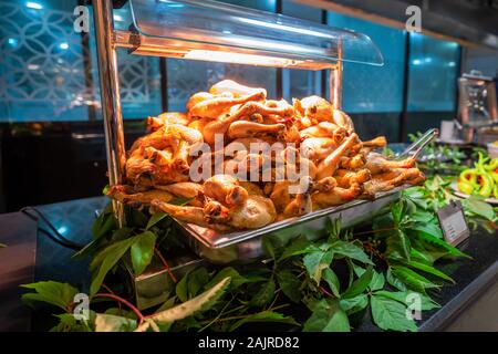 Eine köstliche gegrillte Hähnchenschenkel Buffet im Restaurant oder Hotel. Stockfoto