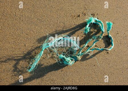 Plastik Müll verursacht Verschmutzungen Probleme an einem Sandstrand - Johannes Gollop Stockfoto