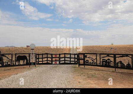 Eingang zur Ranch, Santa Fe County, New Mexico, USA Stockfoto