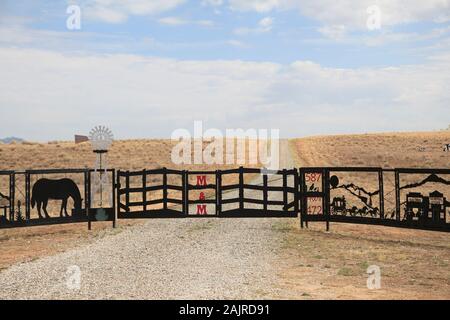 Eingang zur Ranch, Santa Fe County, New Mexico, USA Stockfoto