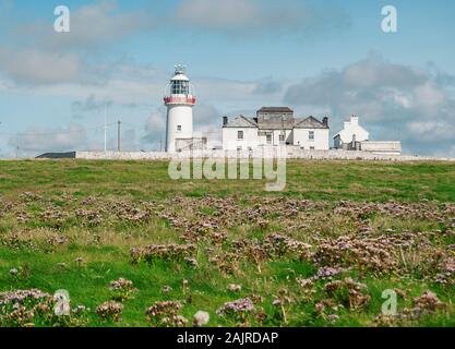 Leuchtturm auf einer Klippe in Howth, Irland Stockfoto