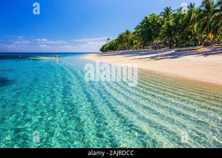 Dravuni Island, Fidschi. Strand auf der tropischen islandand, türkisfarbenem Wasser. Stockfoto