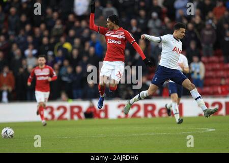 Middlesbrough, UK. 5. Januar 2020. Djed Spence von Middlesbrough in Aktion mit Totttenham's Hotspur der Dele Alli während der Dritten Runde des FA Cup Match zwischen Middlesbrough und Tottenham Hotspur im Riverside Stadium, Middlesbrough am Sonntag, den 5. Januar 2020. (Credit: Mark Fletcher | Kredit: MI Nachrichten & Sport/Alamy leben Nachrichten Stockfoto