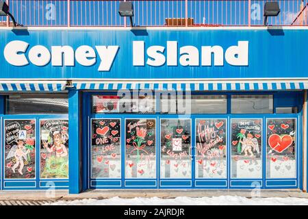 Valentines Tag Fenster Anzeige im Geschenk Shop auf Coney Island, Brooklyn, New York, United States Stockfoto