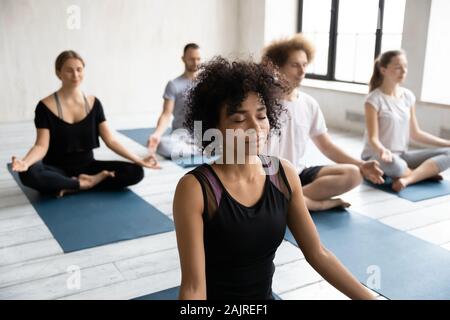 Afrikanische amerikanische Frau genießen, Meditation, Yoga, Padmasana Übung Stockfoto