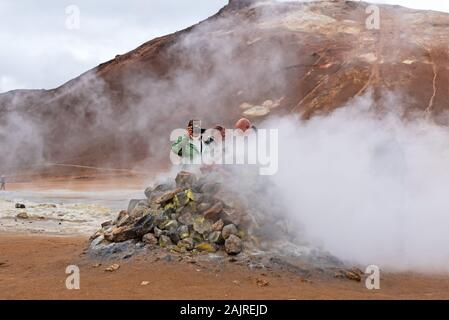 Myvatn, Island - Sept 11, 2019: Tourist, Foto bei Namafjall Geysir, seine eine geothermale Region im Nordosten Islands entfernt, auf der Ostseite von La Stockfoto