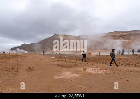 Myvatn, Island - Sept 11, 2019: Touristen am Namafjall Geysir, seine eine geothermale Region im Nordosten Islands entfernt, auf der Ostseite des Sees Myvatn. Stockfoto