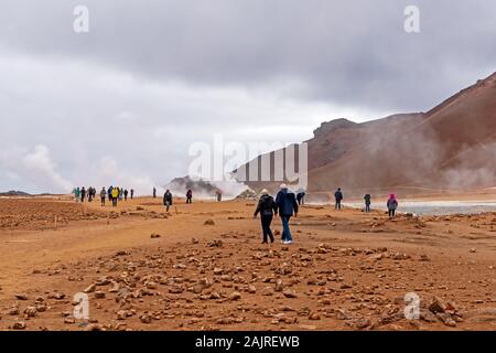 Myvatn, Island - Sept 11, 2019: Touristen am Namafjall Geysir, seine eine geothermale Region im Nordosten Islands entfernt, auf der Ostseite des Sees Myvatn. Stockfoto