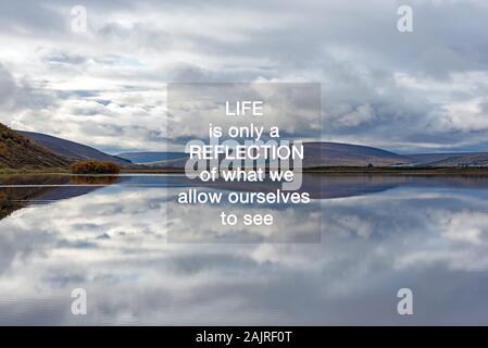 Inspirational Anführungsstriche - Leben ist nur ein Spiegelbild dessen, was wir uns erlauben, zu sehen. Stockfoto