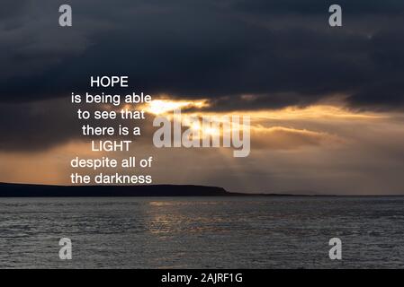 Inspirational Quotes - Hoffnung ist in der Lage, zu sehen, dass Es gibt ein Licht trotz aller Dunkelheit. Stockfoto