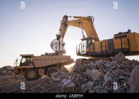 Bergbau Maschinen arbeiten über Felsen Stockfoto