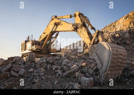 Bergbau Maschinen arbeiten über Felsen Stockfoto