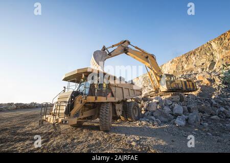 Bergbau Maschinen arbeiten über Felsen Stockfoto