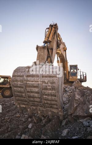 Bergbau Maschinen arbeiten über Felsen Stockfoto