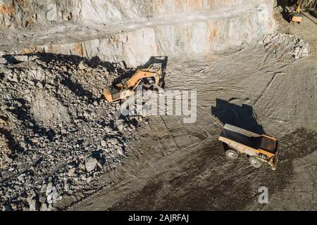 Bergbau Maschinen arbeiten über Felsen aus der Luft Stockfoto