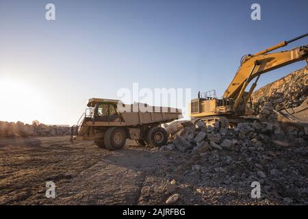 Bergbau Maschinen arbeiten über Felsen Stockfoto