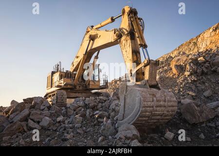 Bergbau Maschinen arbeiten über Felsen Stockfoto